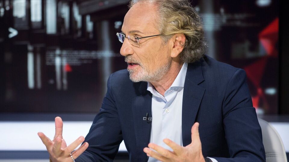 Шустер: Російська економіка приречена в довгостроковій перспективі. Навіть не так тому, що вони не будуть отримувати гроші від вуглеводнів, а тому, що вони не розвиваються