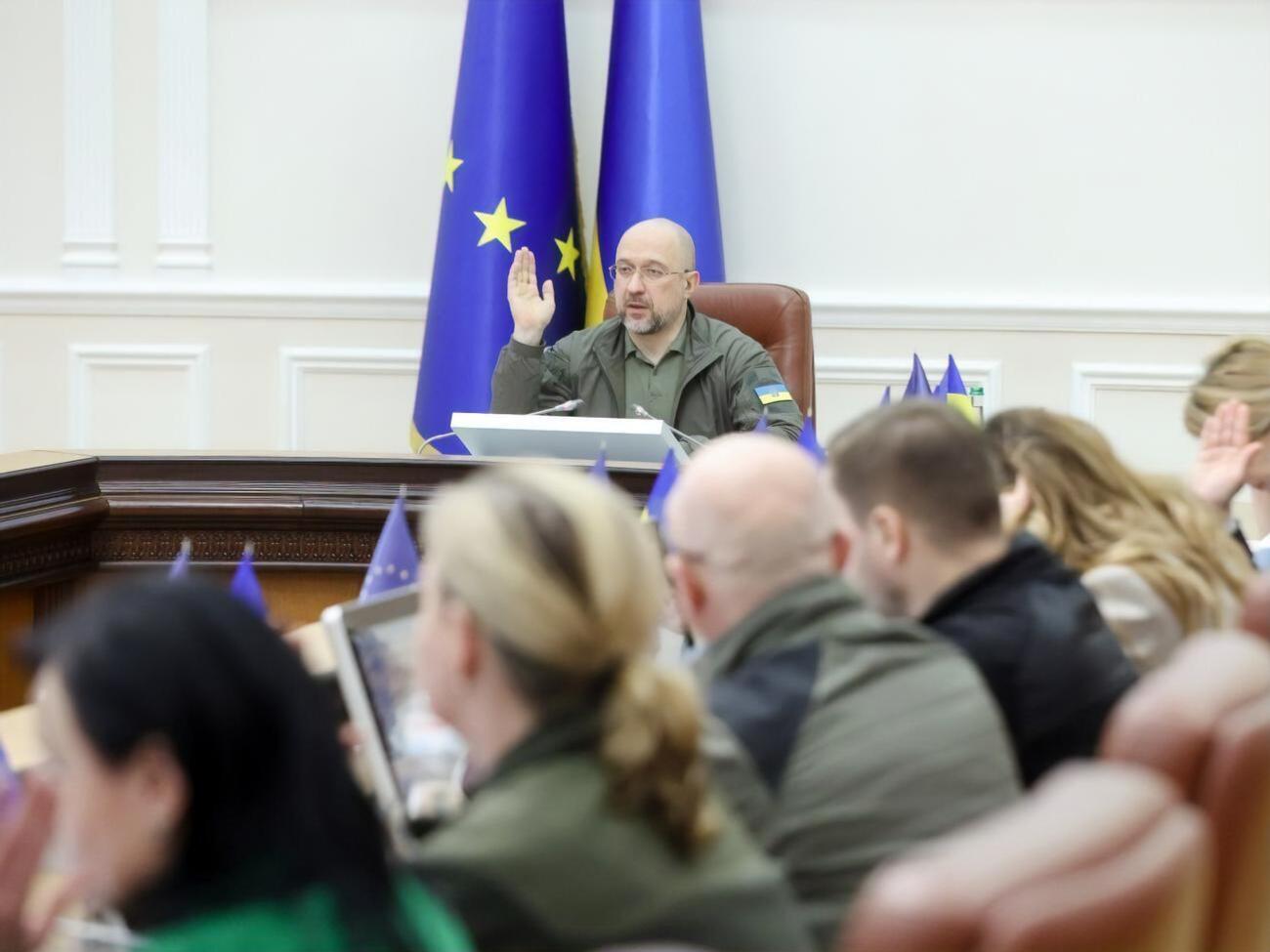 Кабмин принял решения по подготовке пострадавших от российских обстрелов регионов к прохождению отопительного сезона, рассказал Шмыгаль