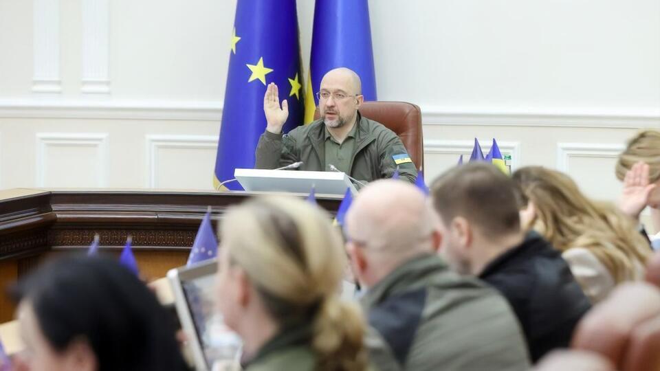 Кабмін ухвалив рішення щодо підготовки постраждалих від російських обстрілів регіонів до проходження опалювального сезону, розповів Шмигаль