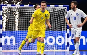 Збірна України з футзалу (у жовтому) тріумфує у чвертьфіналі Євро 2022