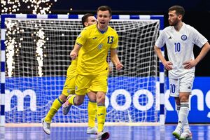 Сборная Украины по футзалу (в желтом) торжествует в четвертьфинале Евро 2022