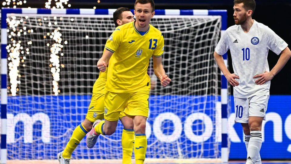 Сборная Украины по футзалу (в желтом) торжествует в четвертьфинале Евро 2022