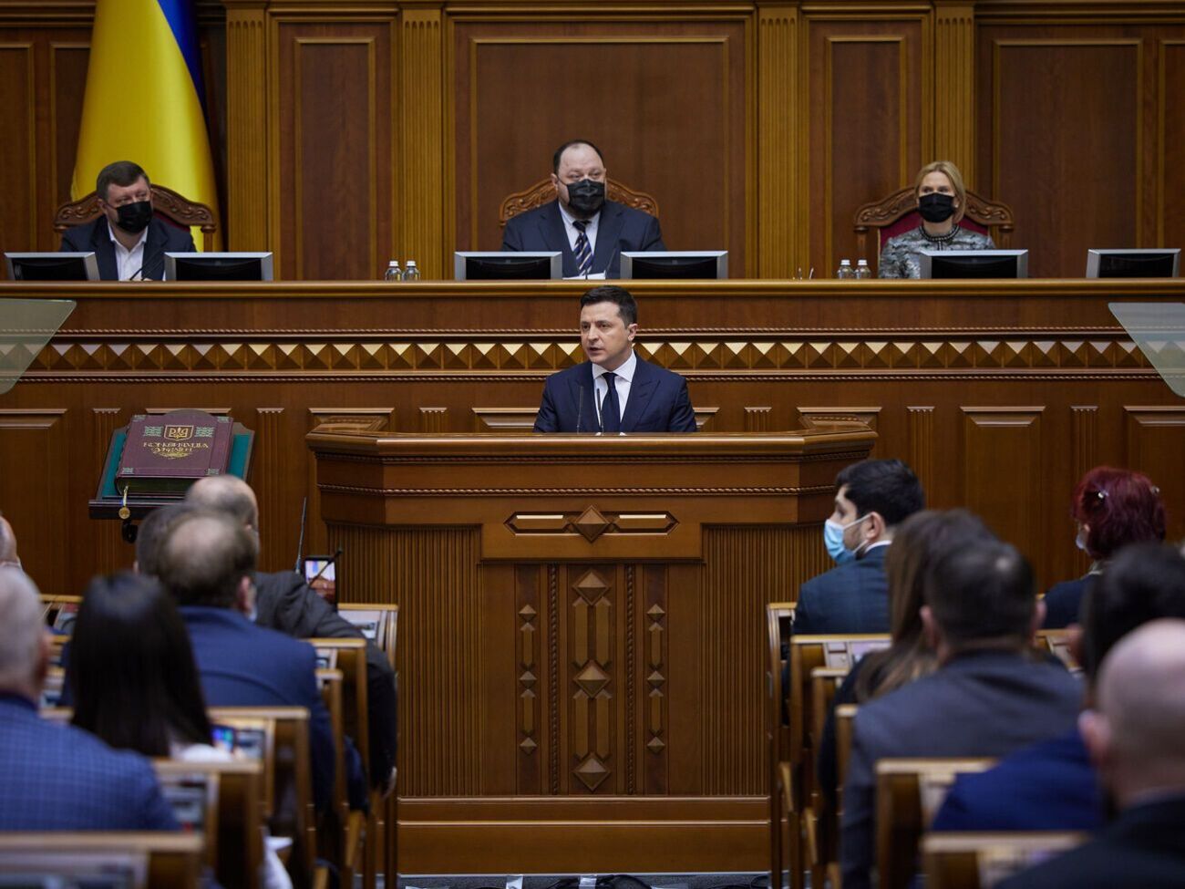 На рекордном уровне остаются золотовалютные резервы Украины, отметил Зеленский (на трибуне)