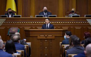 На рекордном уровне остаются золотовалютные резервы Украины, отметил Зеленский (на трибуне)