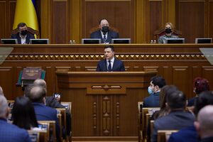 На рекордном уровне остаются золотовалютные резервы Украины, отметил Зеленский (на трибуне)