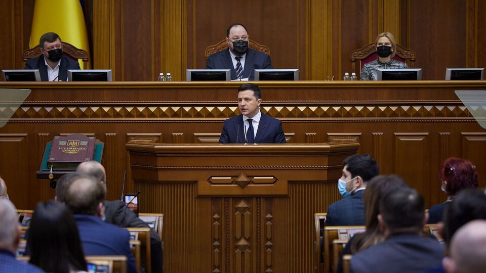 На рекордному рівні залишаються золото-валютні резерви України, зазначив Зеленський (за трибуною)