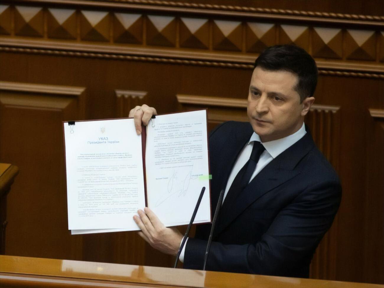 Зеленский подписал указ в парламенте 1 февраля