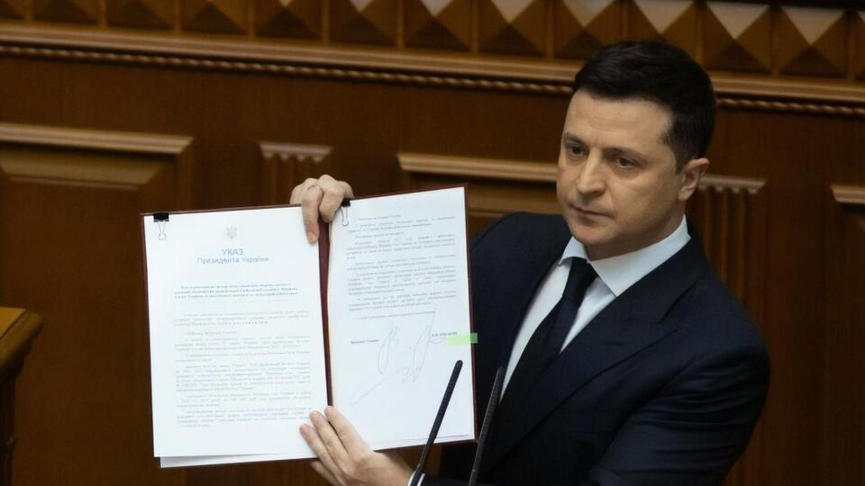 Зеленский подписал указ в парламенте 1 февраля