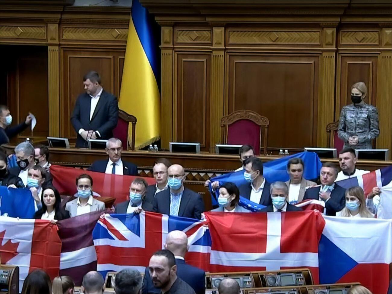 Нардепы развернули возле парламентской трибуны флаги партнеров Украины
