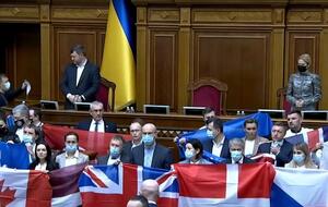 Нардепи розгорнули біля парламентської трибуни прапори партнерів України