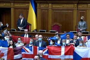 Нардепы развернули возле парламентской трибуны флаги партнеров Украины