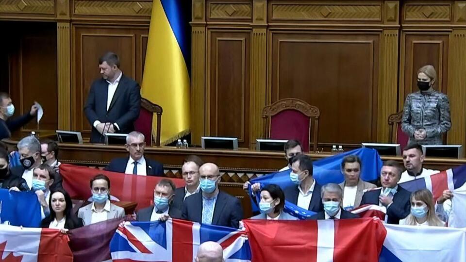 Нардепы развернули возле парламентской трибуны флаги партнеров Украины