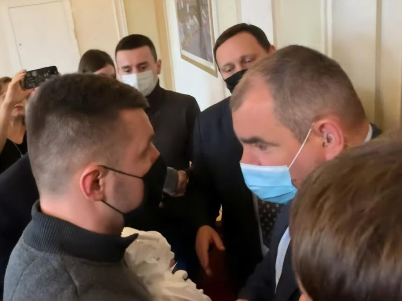 По словам Гузя (слева), в пакете были флаги стран НАТО