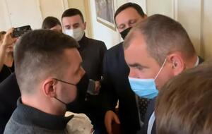 За словами Гузя (ліворуч), у пакеті були прапори країн НАТО