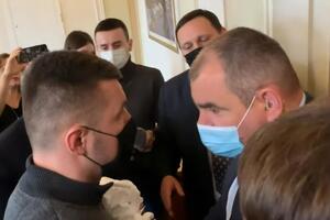 По словам Гузя (слева), в пакете были флаги стран НАТО