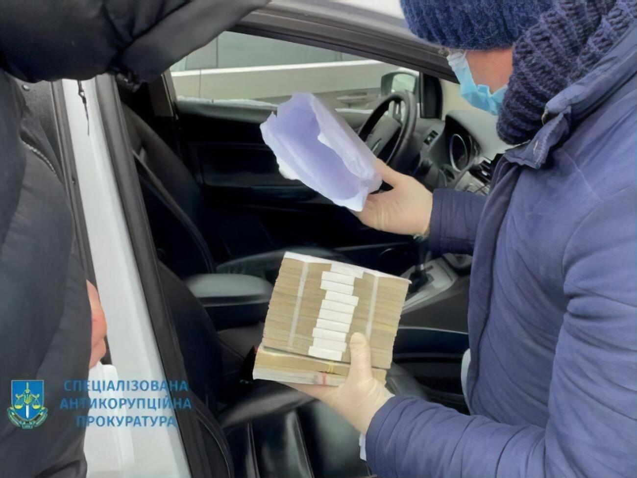 Підприємця затримали під час передання грошей