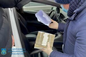 Підприємця затримали під час передання грошей