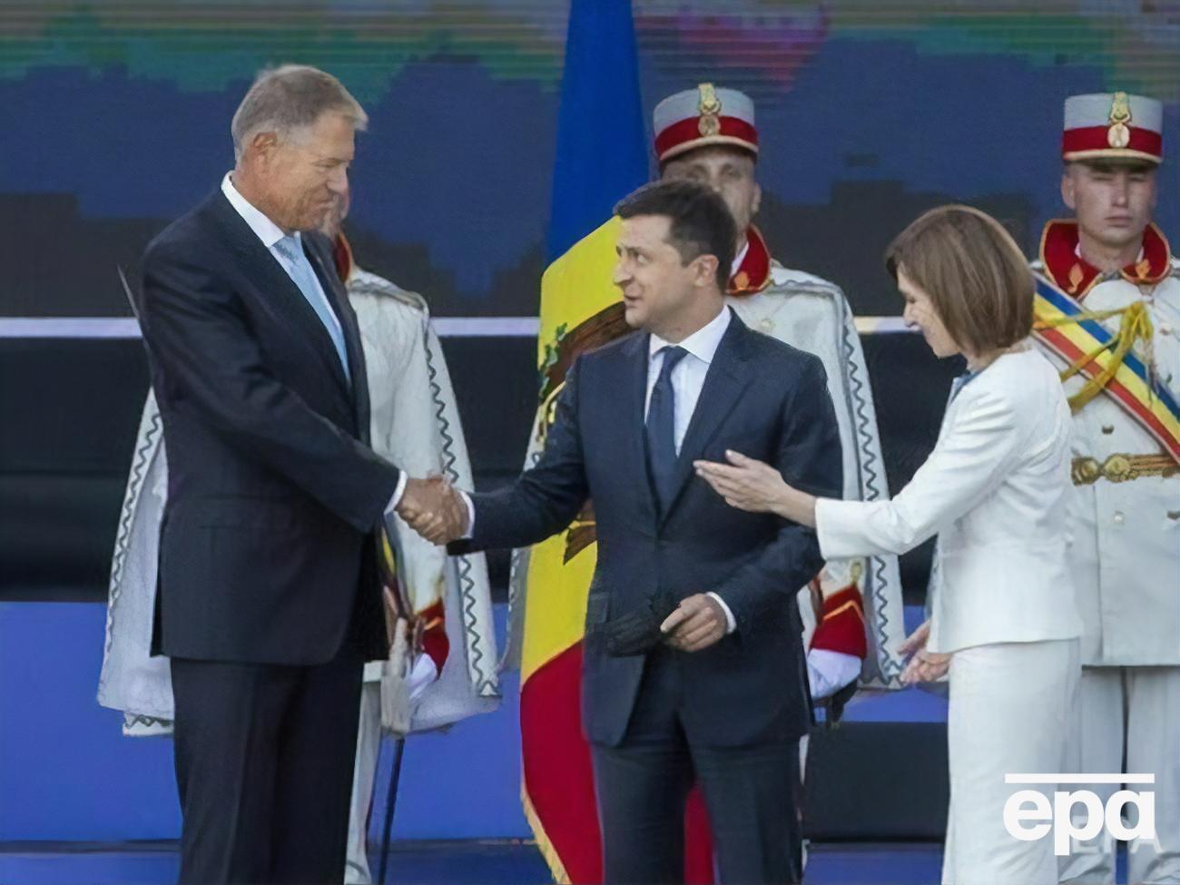 Зеленський (по центру) обговорив із Йоганнісом (ліворуч) українсько-румунську співпрацю у різних сферах