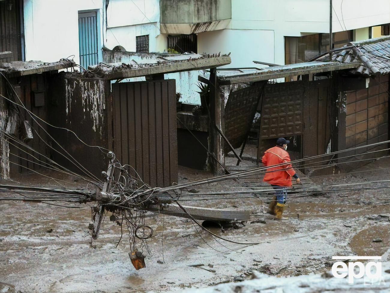 Оползень в Эквадоре нес за собой деревья, автомобили и электрические столбы