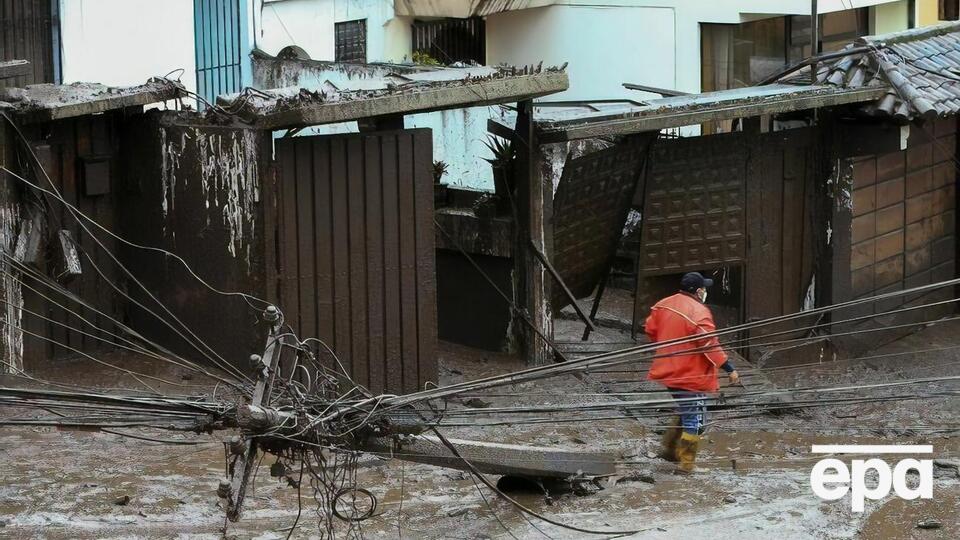 Оползень в Эквадоре нес за собой деревья, автомобили и электрические столбы