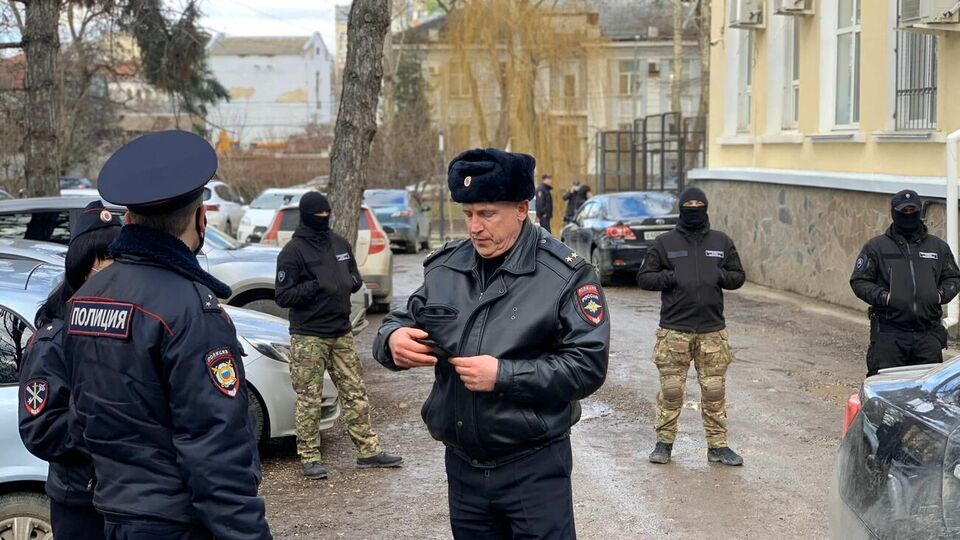 Российские силовики задержали крымских татар рано утром