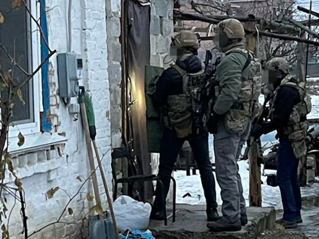 За даними СБУ, під час обшуків у фігурантів вилучили вогнепальну зброю з набоями
