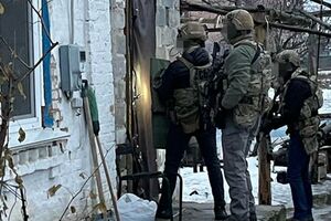 За даними СБУ, під час обшуків у фігурантів вилучили вогнепальну зброю з набоями