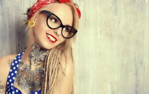 В рекламе используют стереотипный образ доверчивой и наивной блондинки, отметили в Нацсовете