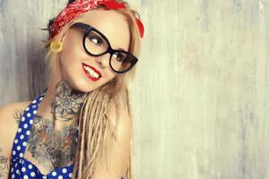 В рекламе используют стереотипный образ доверчивой и наивной блондинки, отметили в Нацсовете