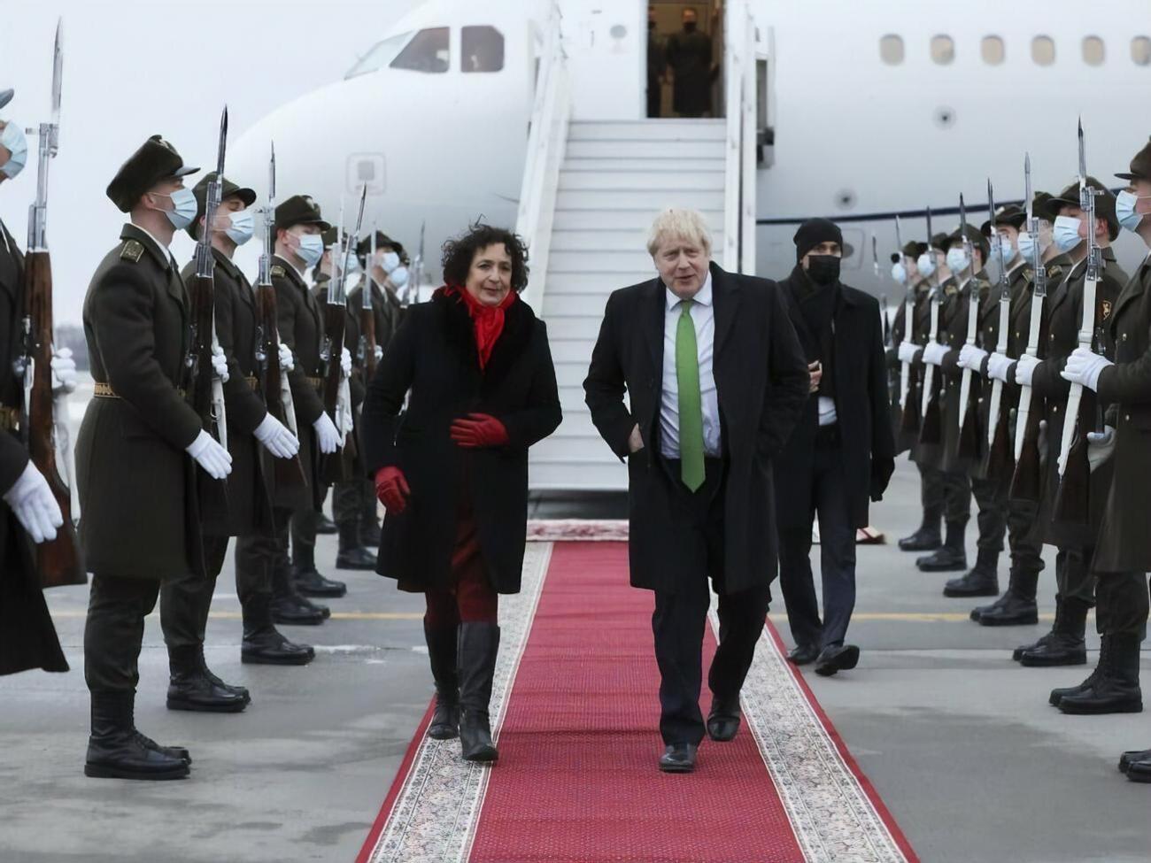 Сіммонс (на фото вона з Борисом Джонсоном у Києві) сказала, що Великобританія та США готові працювати у будь-яких форматах