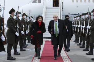 Сіммонс (на фото вона з Борисом Джонсоном у Києві) сказала, що Великобританія та США готові працювати у будь-яких форматах