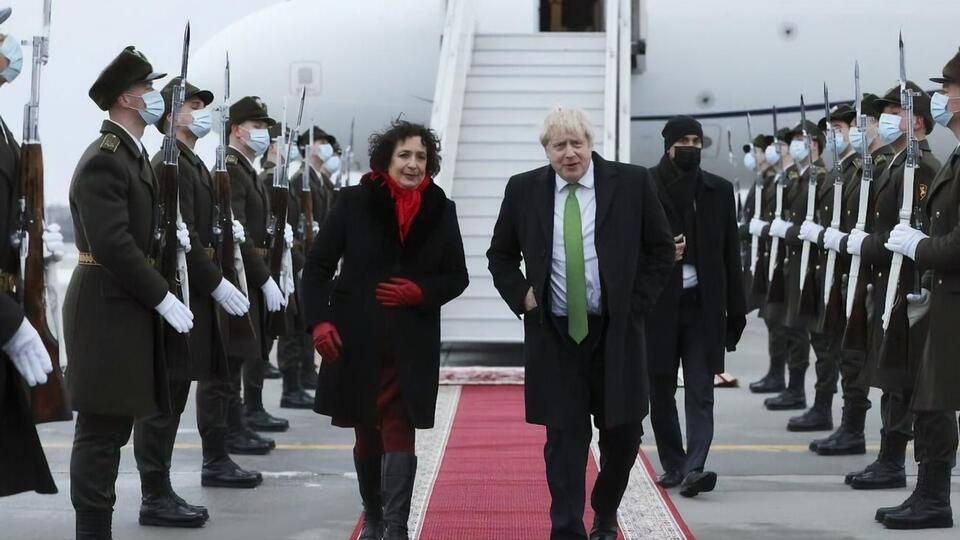 Симмонс (на фото она с Борисом Джонсоном в Киеве) сказала, что Великобритания и США готовы работать в любых форматах