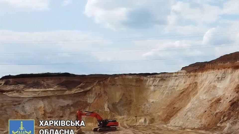 В прокуратуре сообщили, что добыча песка уничтожила ценные земли университета, которые были предназначены для научных целей