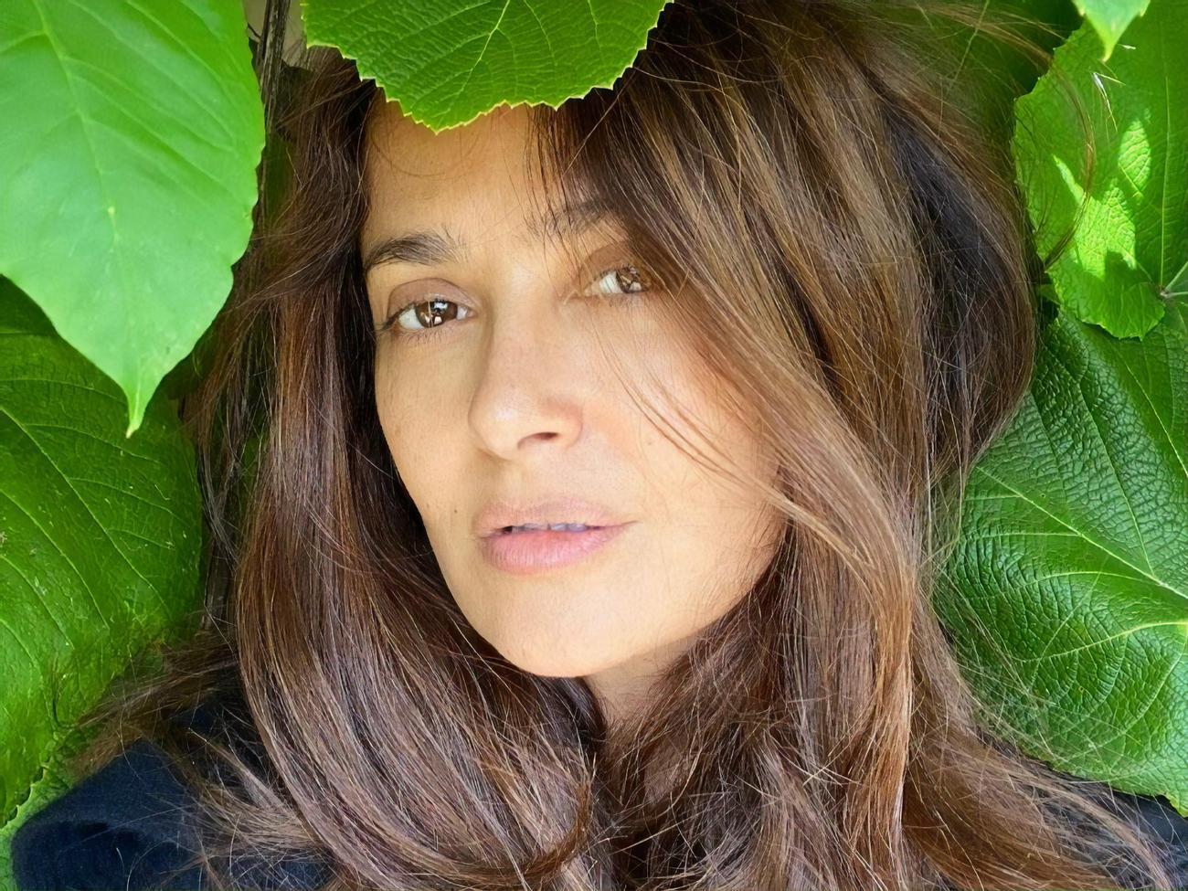 Хайек засветила фигуру в купальнике