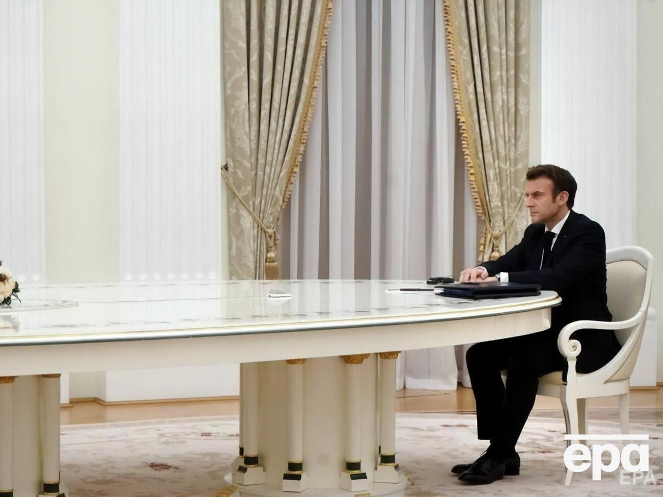 Макрон отказался пройти российский ПЦР-тест и оказался за ставшим знаменитым столом