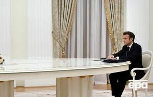 Макрон отказался пройти российский ПЦР-тест и оказался за ставшим знаменитым столом