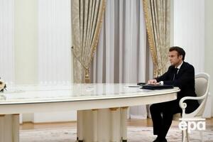 Макрон відмовився робити російський ПЛР-тест і опинився за нині відомим столом