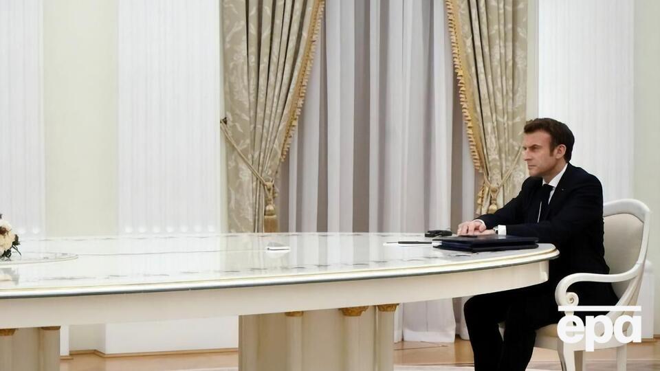 Макрон відмовився робити російський ПЛР-тест і опинився за нині відомим столом
