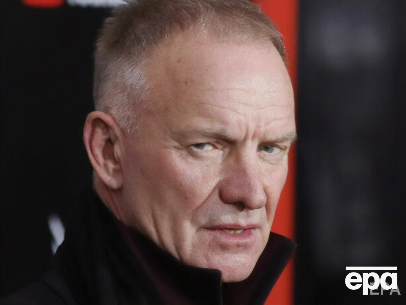 Стінг розпочав кар'єру 1976 року у складі групи The Police