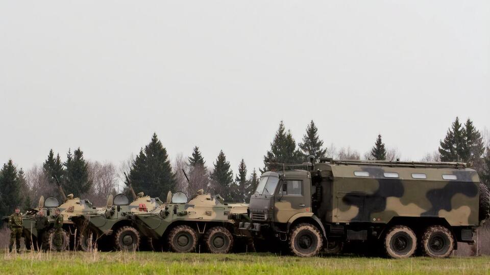 Журналіст опублікував знімки із супутника військової техніки, зосередженої вздовж кордонів України