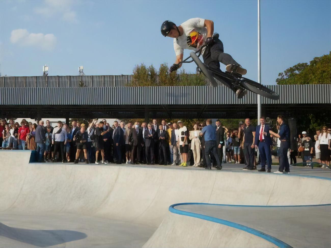 Всего в 2022 году планируют построить и восстановить 100 ДЮСШ, 25 спортивных интернатов, 21 ледовую арену и 30 урбан-парков