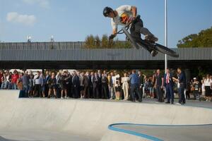 Всего в 2022 году планируют построить и восстановить 100 ДЮСШ, 25 спортивных интернатов, 21 ледовую арену и 30 урбан-парков