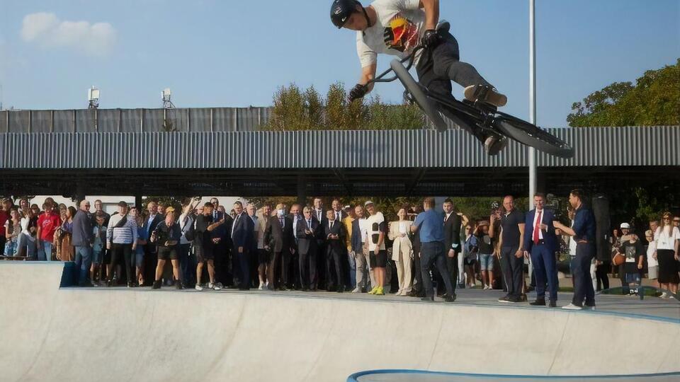 Всего в 2022 году планируют построить и восстановить 100 ДЮСШ, 25 спортивных интернатов, 21 ледовую арену и 30 урбан-парков