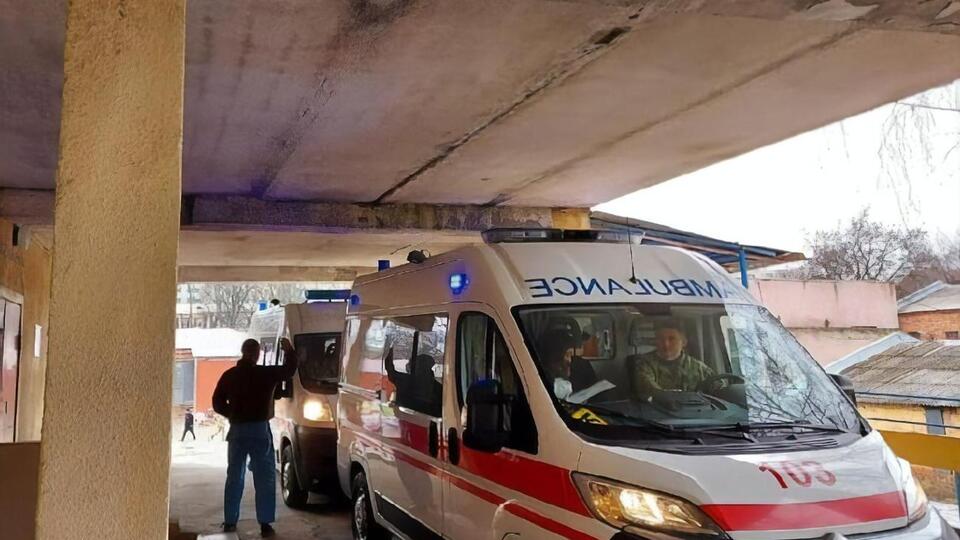 Раненого военного госпитализировали