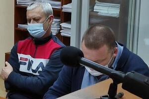 Адвокат объяснил, что был с подзащитным в суде