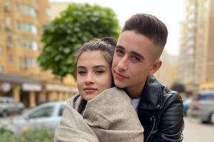 Руслан Сасанчин вместе с женой Иванной сделали парные тату в виде двух рук, которые держатся между собой за указательные пальцы