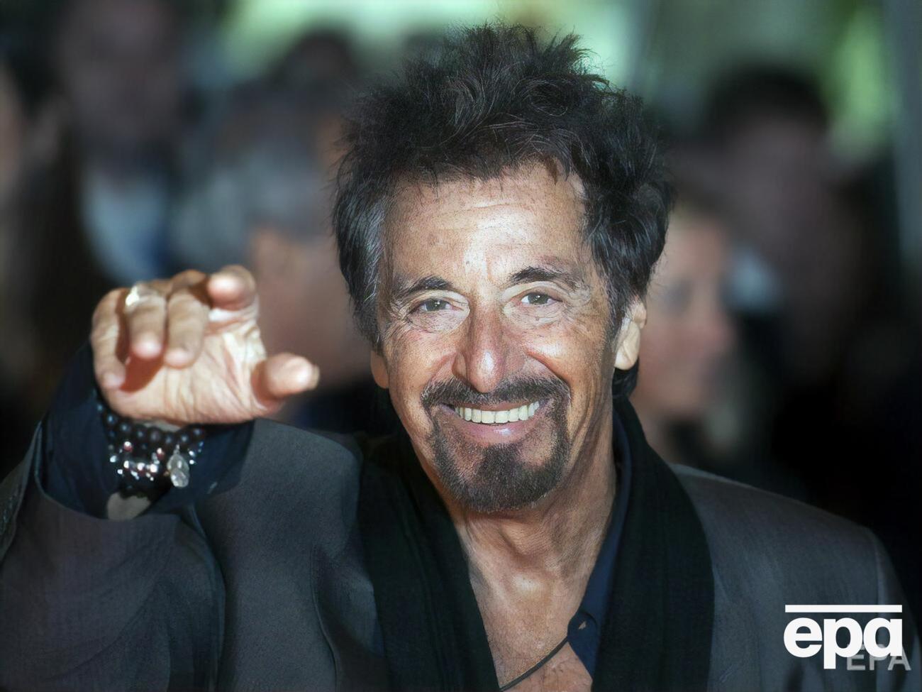 Аль Пачино танцевал под музыку, которую слушал в наушниках