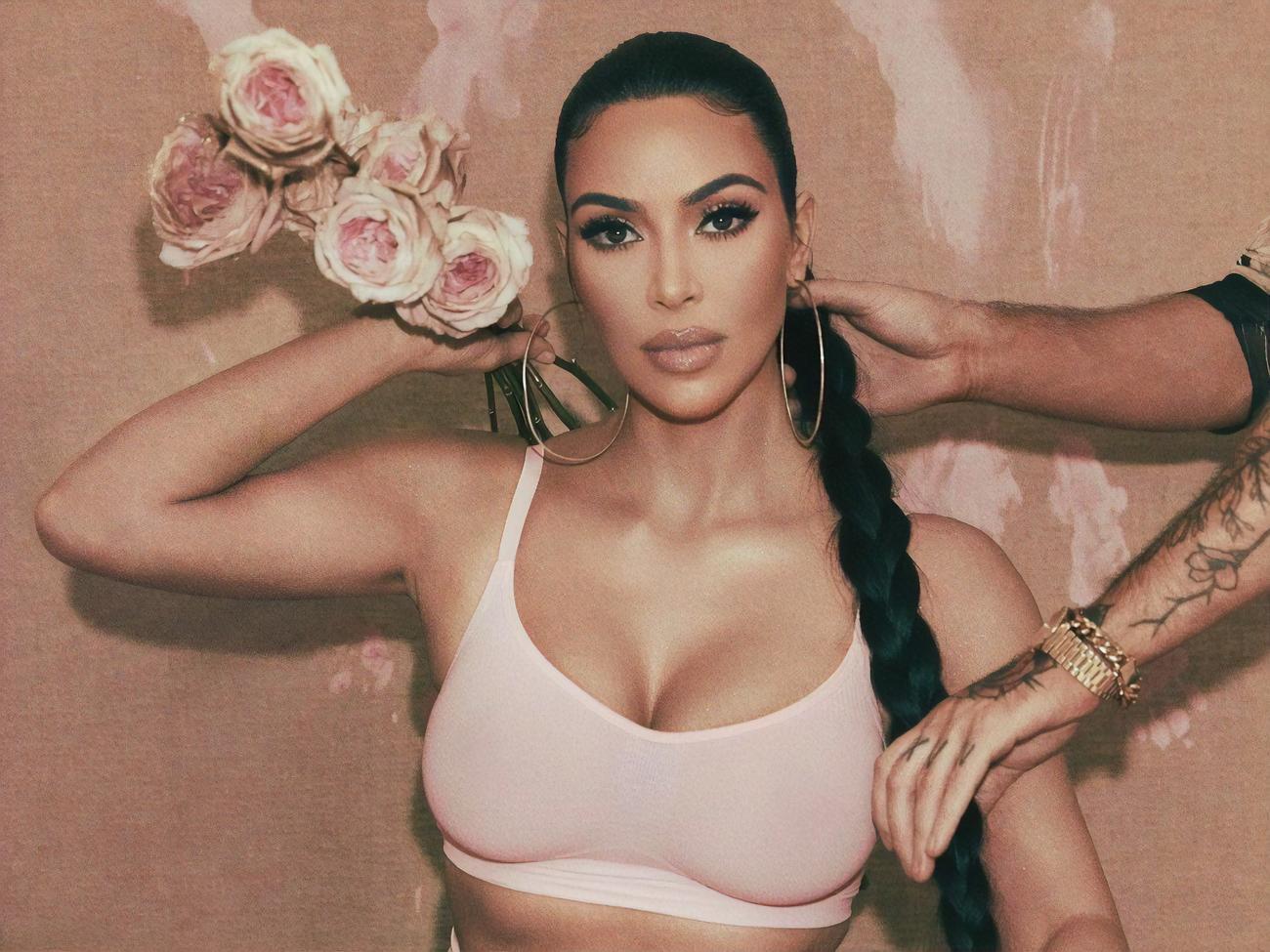 На фото возле талии Ким Кардашян у металлического тренажера появился точно такой же изгиб