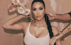 На фото возле талии Ким Кардашян у металлического тренажера появился точно такой же изгиб