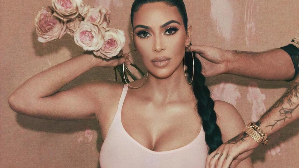 На фото возле талии Ким Кардашян у металлического тренажера появился точно такой же изгиб